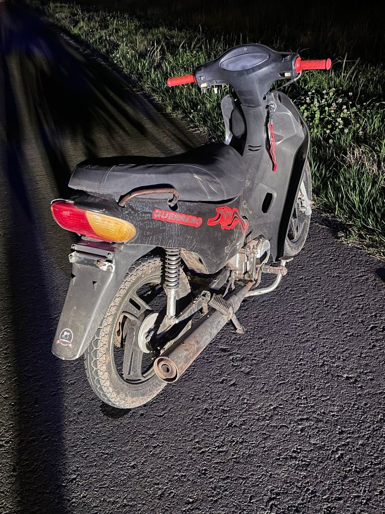 La motocicleta Yamaha en la que iban montados los jóvenes.