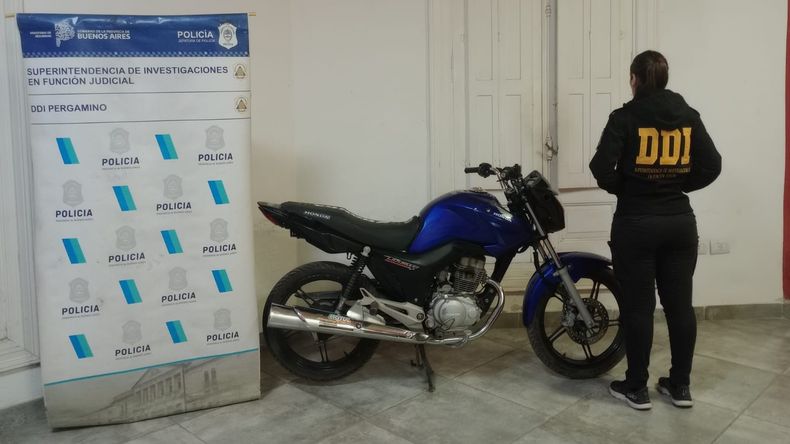 La motocicleta identificada en la estación de servicios por ser el vehículo utilizado por los asaltantes.