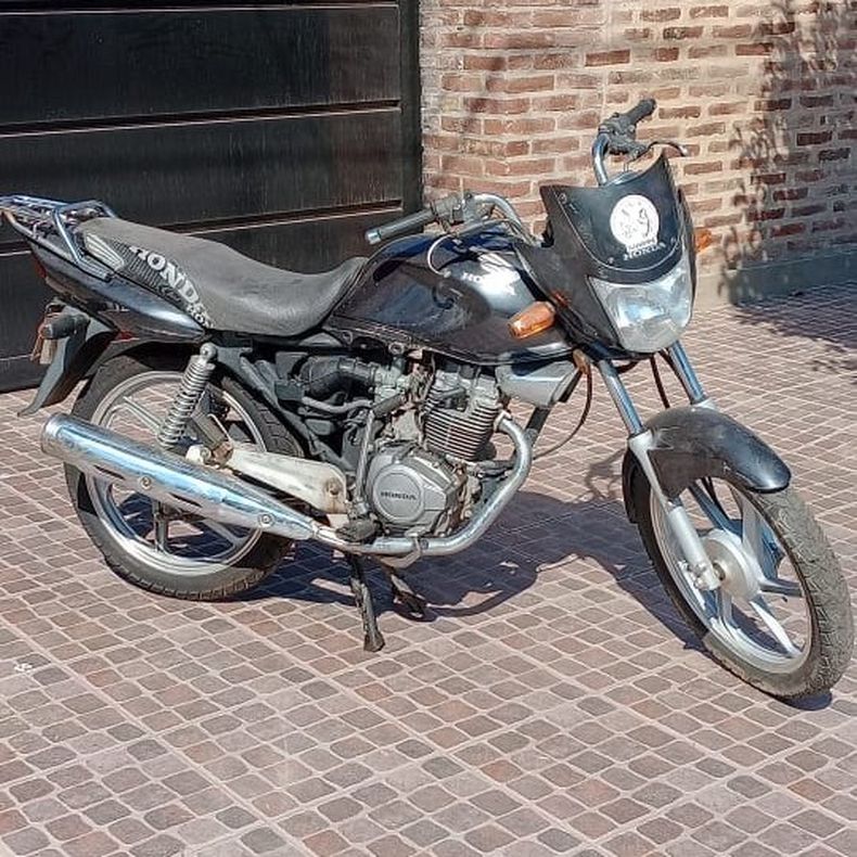 La moto Honda Storm sustraída frente a una vivienda de Anolles al 300.