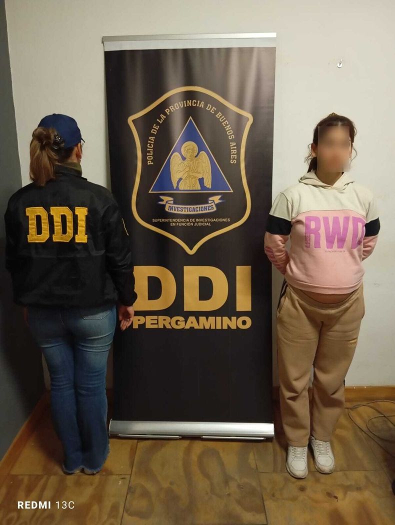 La mujer aprehendida es la pareja de uno de los principales sospechosos y en su residencia secuestraron indumentaria que lo compromete en el caso.