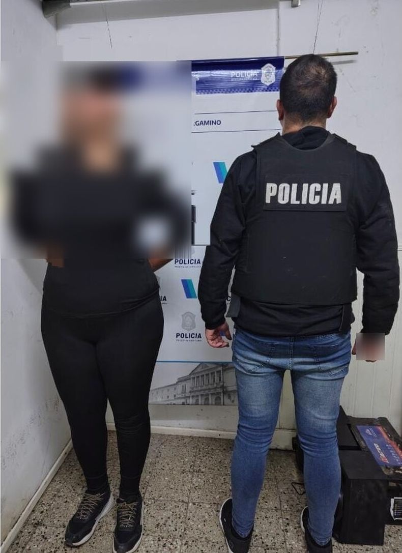 La mujer fue demorada porque en su vivienda había un equipamiento electrónico sustraído de la institución educativa municipal.