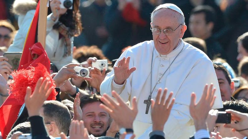 El papa Francisco saluda a la multitud reunida en la plaza de San Pedro el día de la misa de inauguración de su pontificado, el 19 de marzo de 2013
