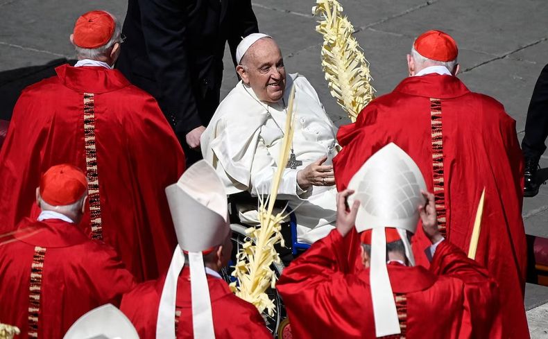 El papa Francisco saluda a los cardenales durante la Santa Misa del Domingo de Ramos en la Plaza de San Pedro, Ciudad del Vaticano, el 24 de marzo de 2024.