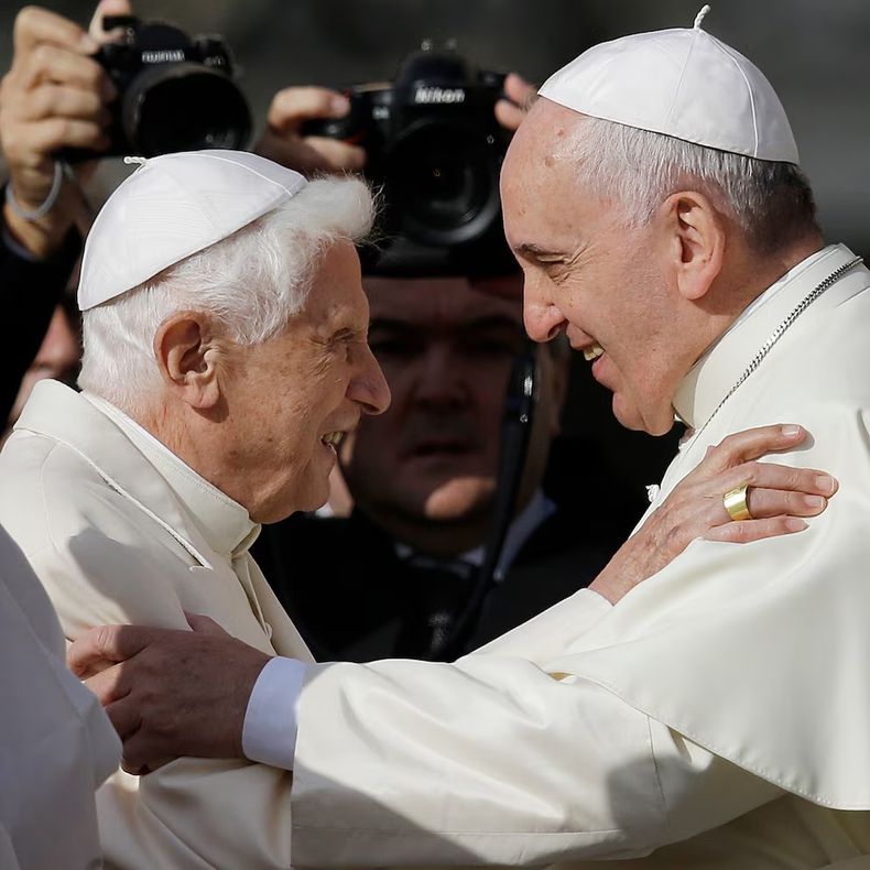 El papa Francisco, a la derecha, abraza al papa emérito Benedicto XVI antes del inicio de una reunión con fieles en la Plaza de San Pedro, en el Vaticano, el domingo 28 de septiembre de 2014.