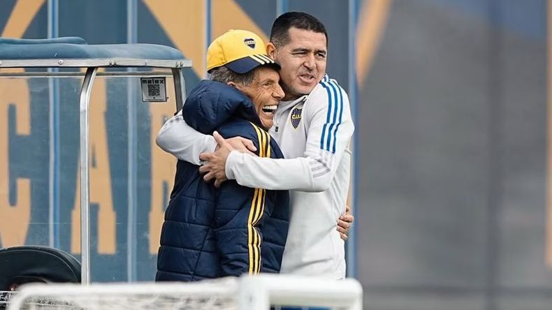 El abrazo entre Riquelme y Russo durante una de las últimas prácticas de Miguel en Boca