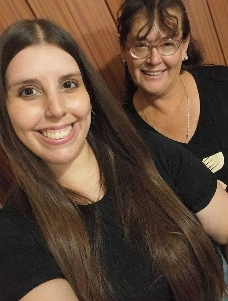 Natalia nació en Pergamino. En la foto se la puede ver con su madre biológica.