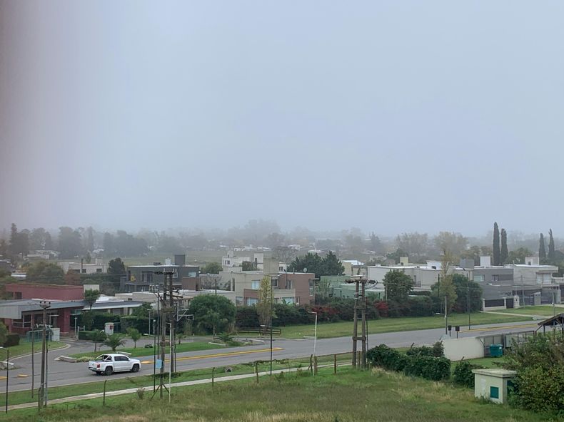 Este lunes amaneció con neblina.