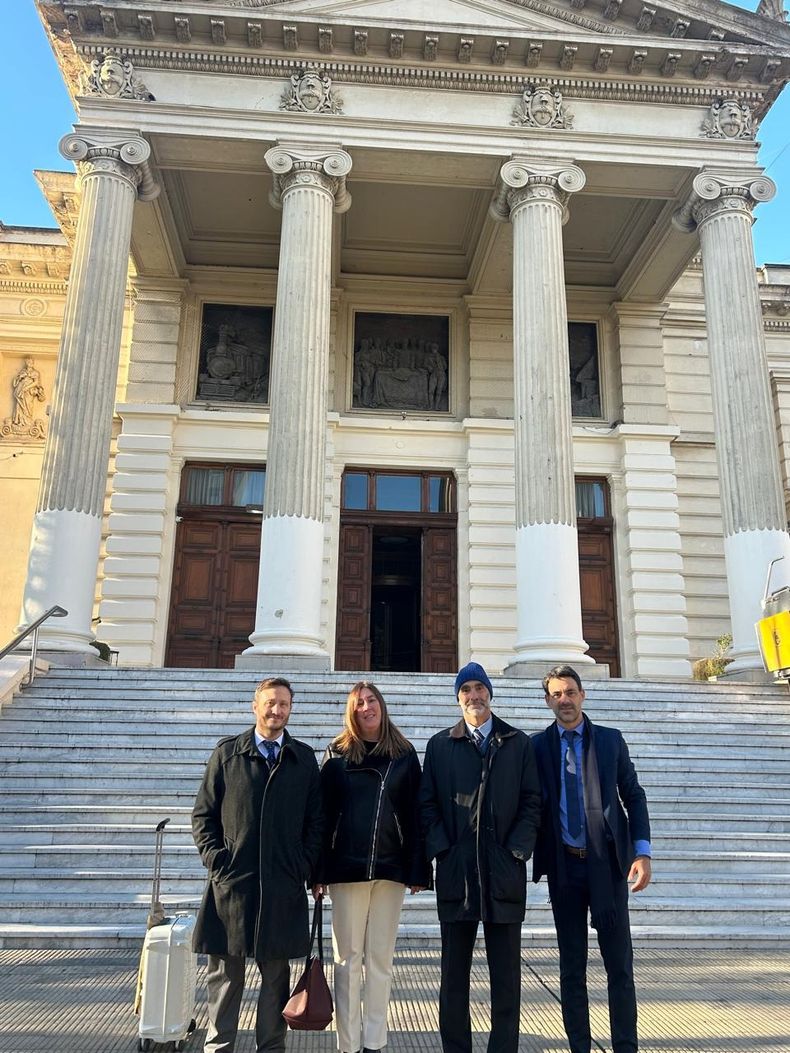 Pedro Zanardi, Mariángeles Villalba, Pablo Santamarina y Juan Tomás Godoy en el acceso a la Legislatura bonaerense.