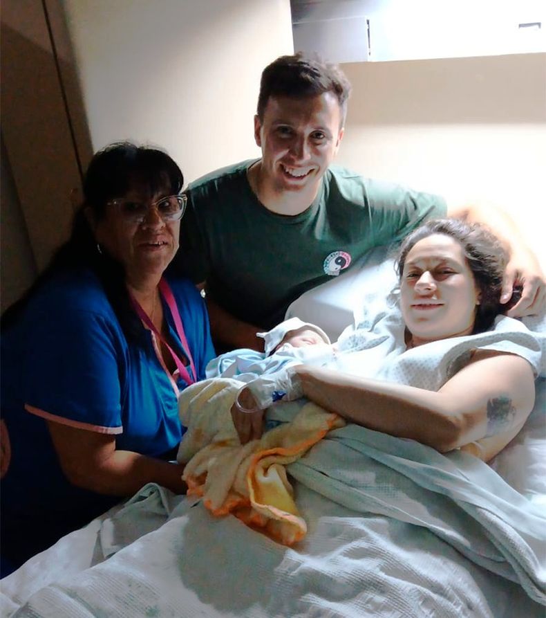 Sebastián y Ludmila junto a su hijo recién nacido, Octavio, y personal de Maternidad del Hospital San José.