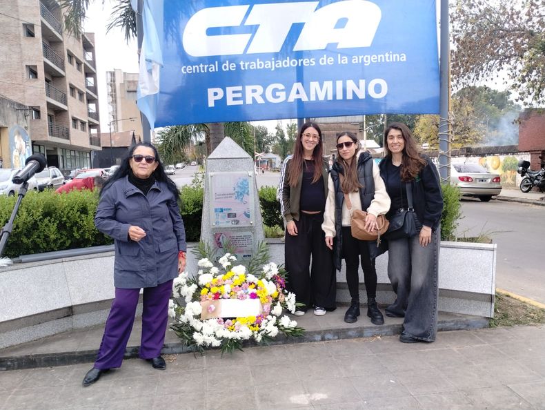 Mujeres de distintas organizaciones gremiales colocaron una ofrenda floral en el espacio de avenida Alsina y calle Sarmiento.