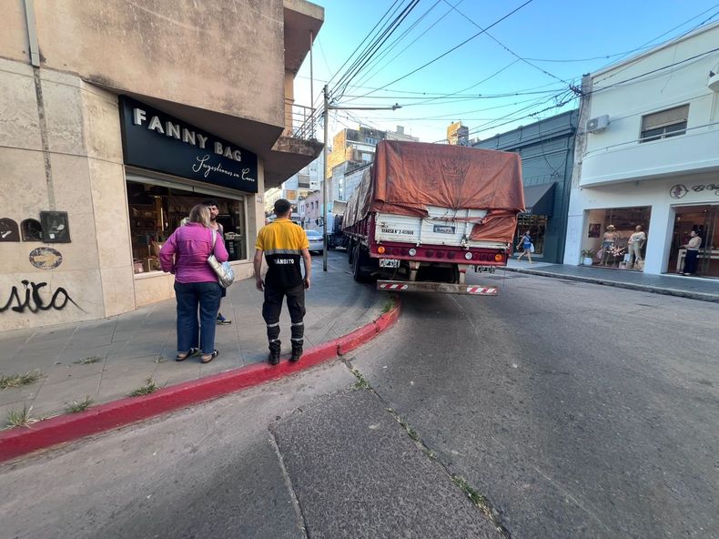 Las ruedas traseras del acoplado semirremolque quedaron apoyadas sobre el cordón de la ochava suroeste de la esquina de Mitre y 25 de Mayo.