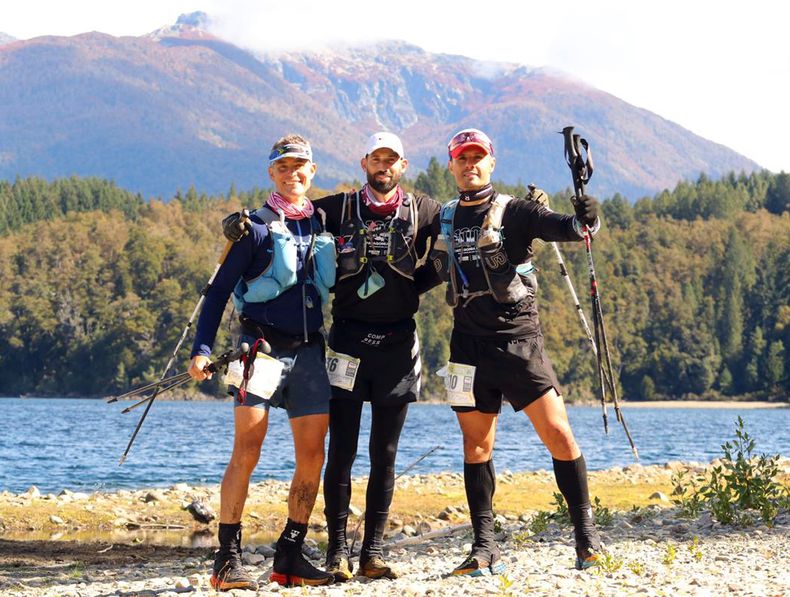 Daniel Tassarolo, Francisco Ollua y Mauricio Mesonero con un paisaje imponente de fondo.