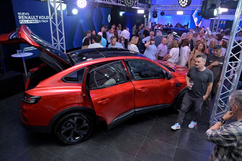 El Renault Arkana es un SUV con forma de coupé y una tecnología de avanzada en la motorización, la seguridad y el confort interior.