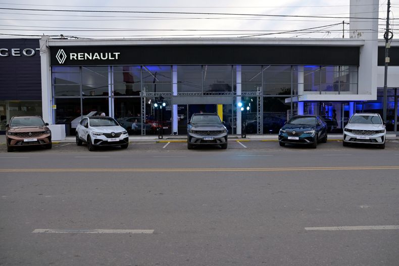 Los modelos de Arkana y Koleos estuvieron exhibidos en el exterior y el interior de la concesionaria Renault.