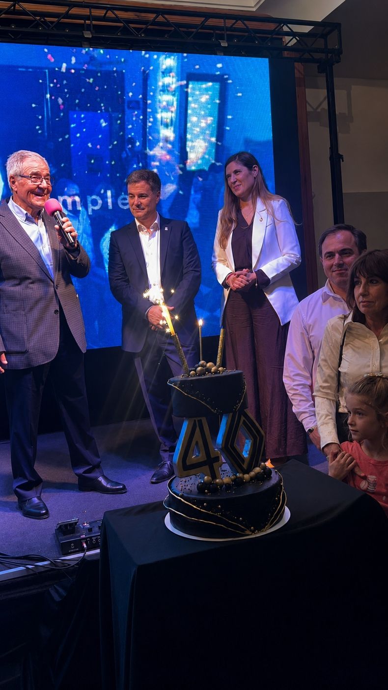 La torta por los 40 años de Pergamino Automotores.