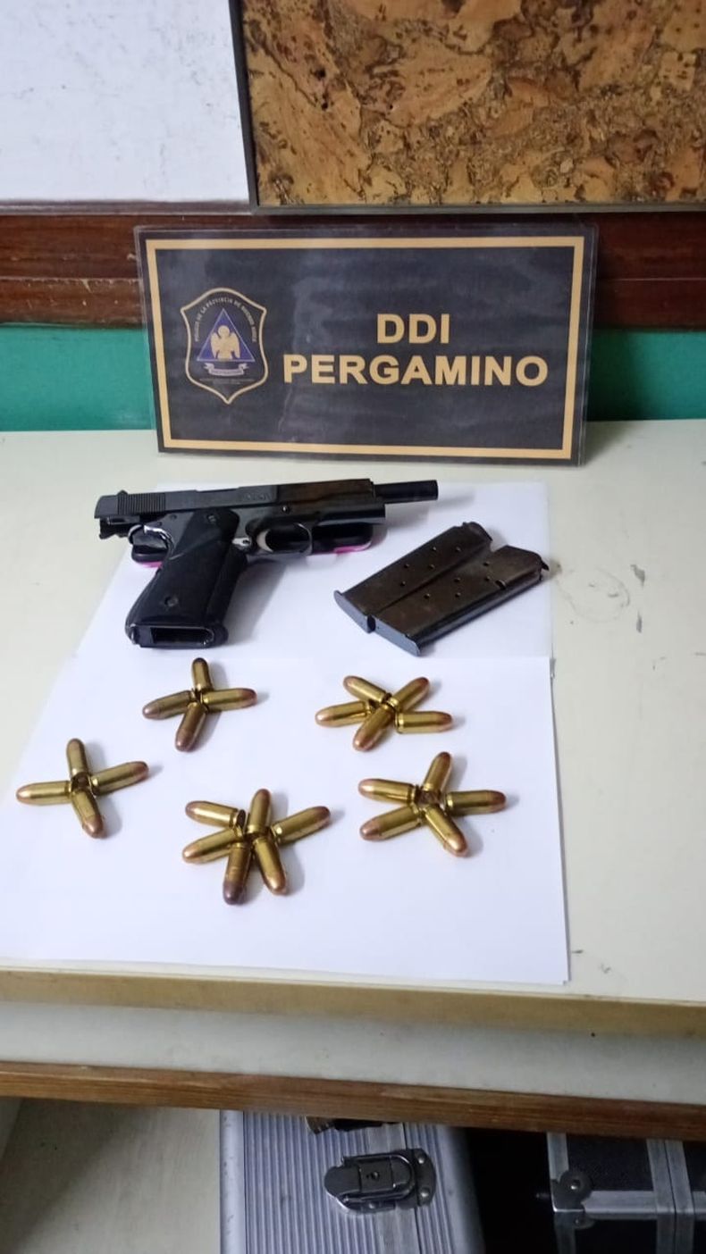 Pistola .45 con las municiones que le robaron al adulto mayor.