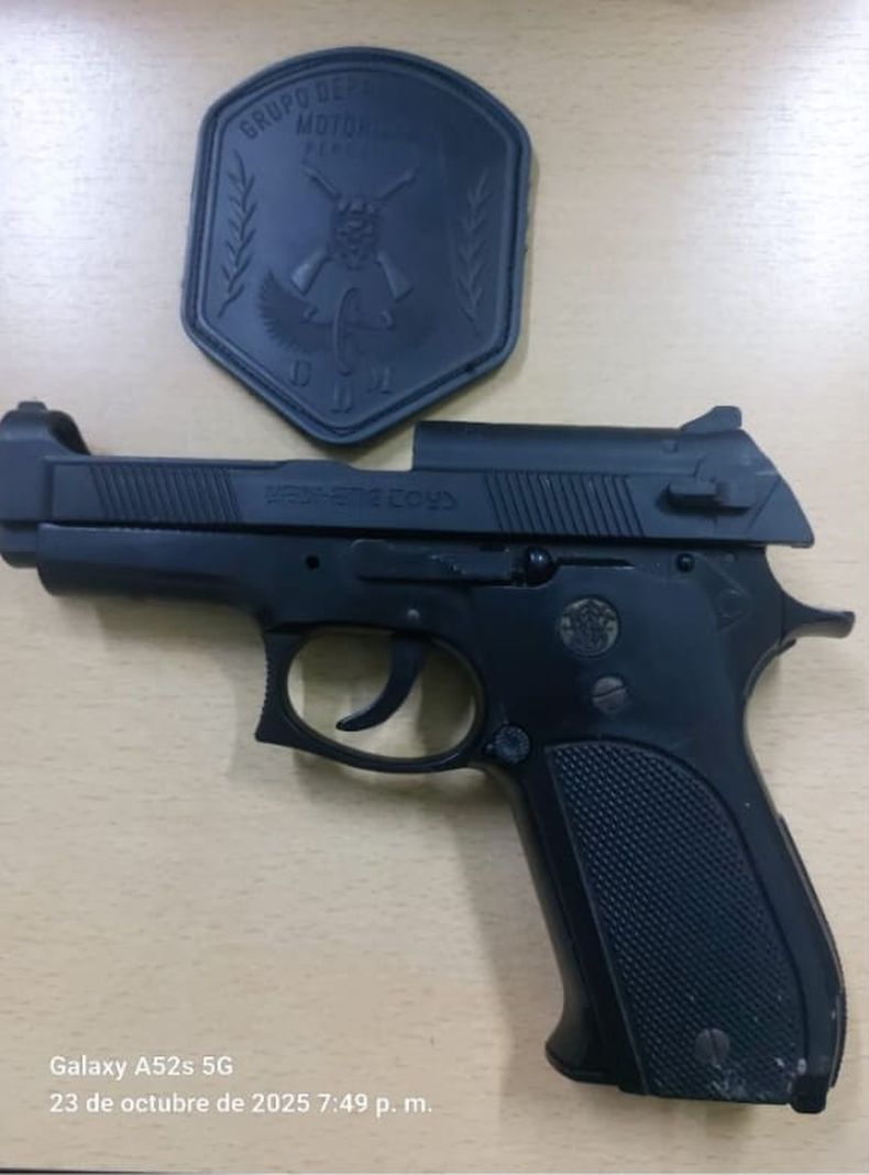 La réplica de una pistola 9 milímetros que descartó uno de los sospechosos al verse cercado por la Policía.