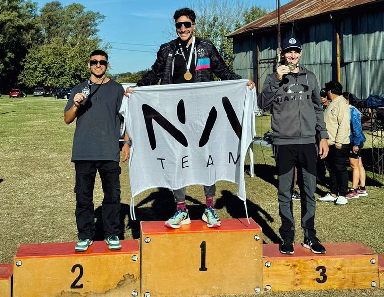 Lautaro Ponce en el segundo lugar del podio de la categoría 30 a 34 años.