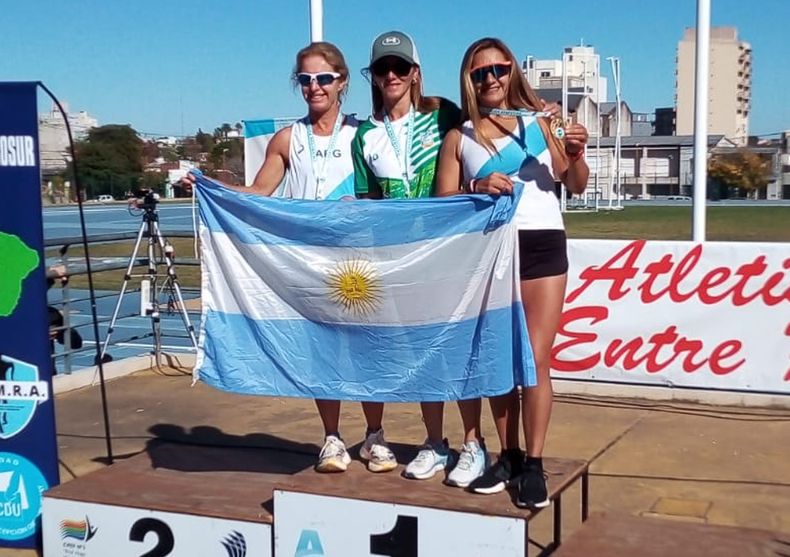 Maritza Uruzula en el centro del podio de los 10.000 metros, prueba en la que logró el oro.
