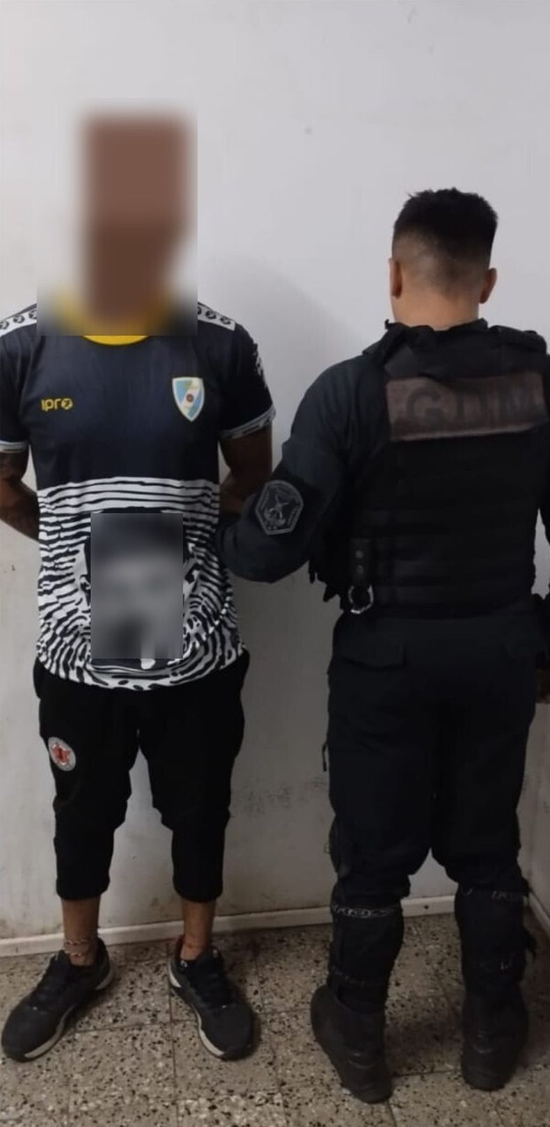 El sujeto aprehendido enfrenta un proceso penal por “Robo, atentado y resistencia a la autoridad”.