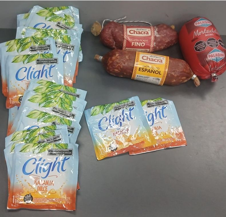 Los productos del supermercado que ocultaban debajo de las prendas los jóvenes demorados por la Policía.
