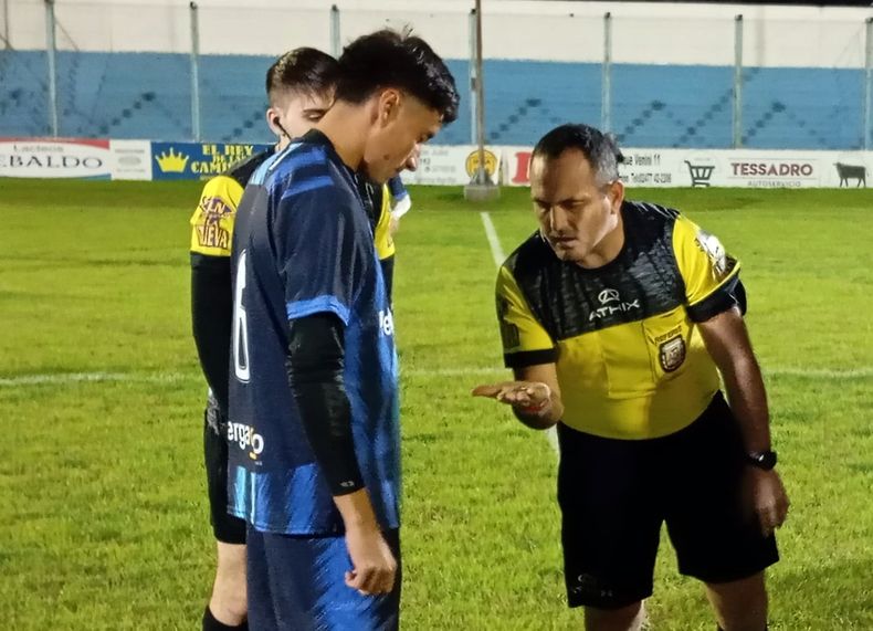 Rafael Sveruk, capitán de Pergamino, durante el sorteo previo al partido con Chacabuco.