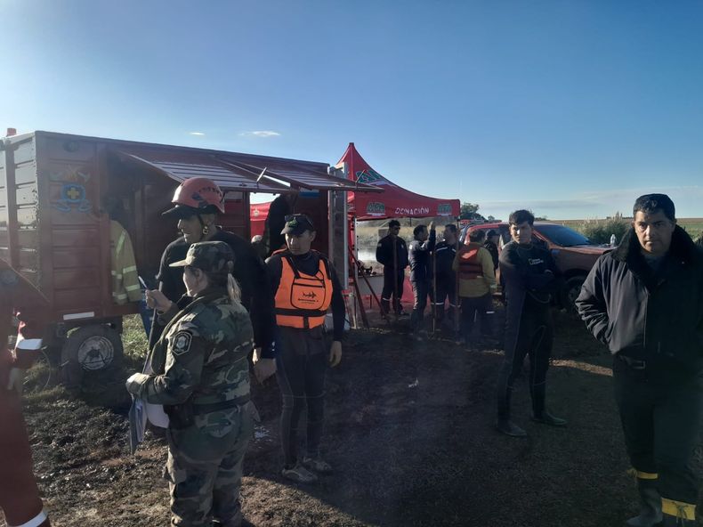 Los brigadistas montaron un espacio de logística y planeamiento de las distintas intervenciones, recorridas, rastrillajes y navegaciones del curso de agua por Arroyo en el sentido.