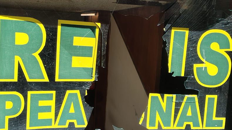 La vidriera dañada de la remisería en la peatonal de Pergamino, tras el hecho de vandalismo ocurrido en la madrugada.
