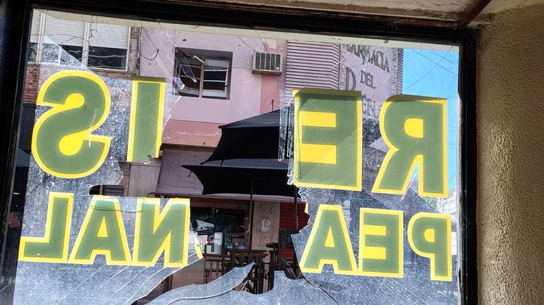 La vidriera dañada de la remisería en la peatonal de Pergamino, tras el hecho de vandalismo ocurrido en la madrugada.