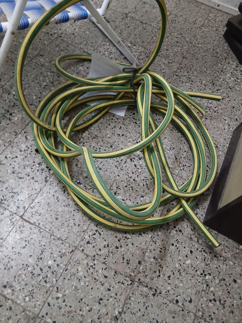 La reposera y la manguera pueden haber sido sustraídas de una casa y buscan a su propietario.