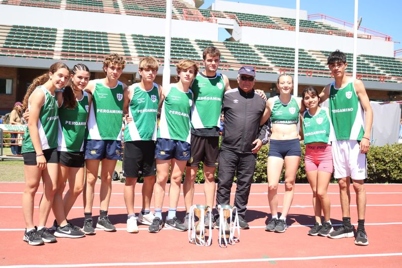 Roberto Vitale con los atletas juveniles que integraron los equipos de postas
