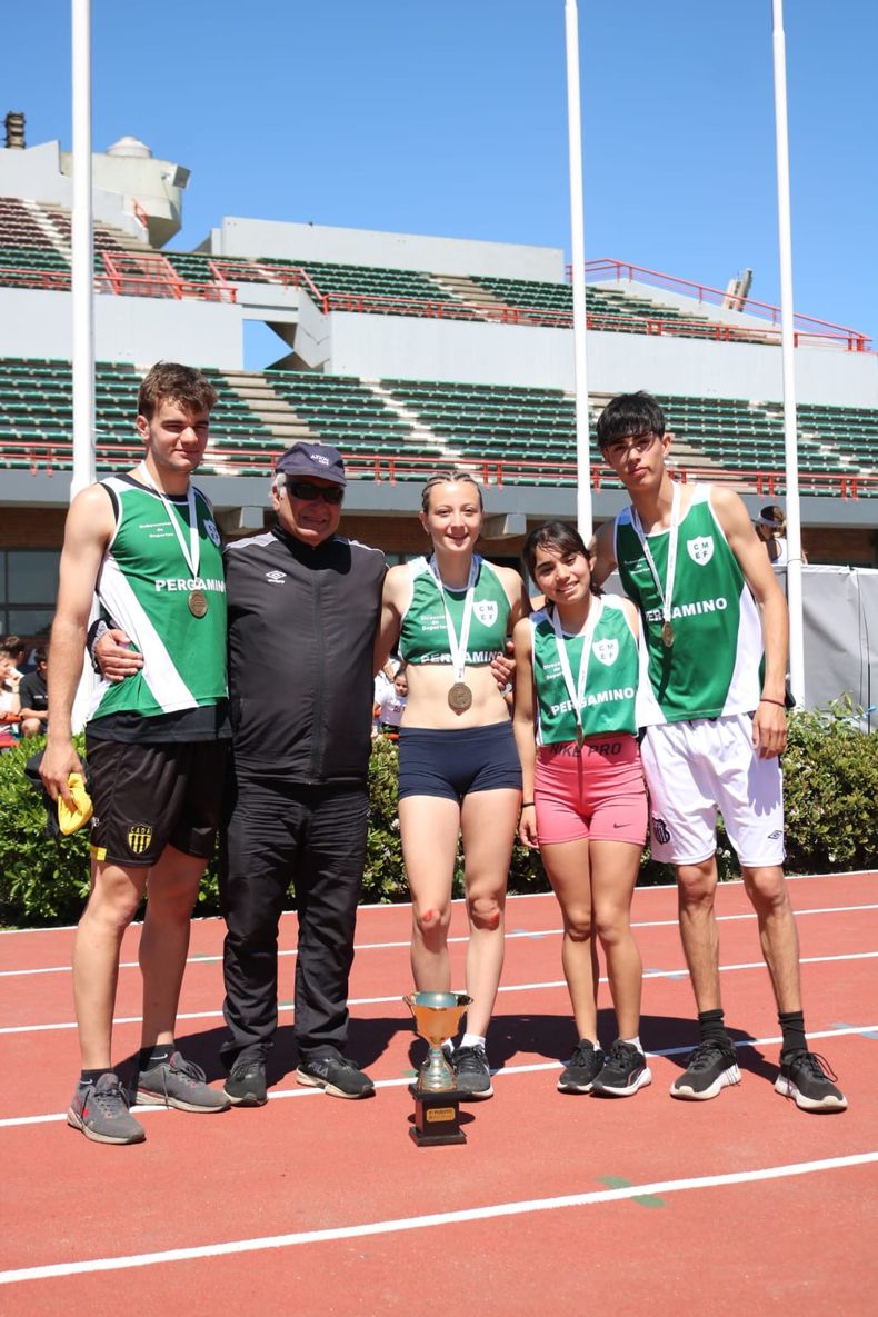 Roberto Vitale y los atletas juveniles de la posta sub 18 que lograron premios en los últimos Juegos Bonaerenses.
