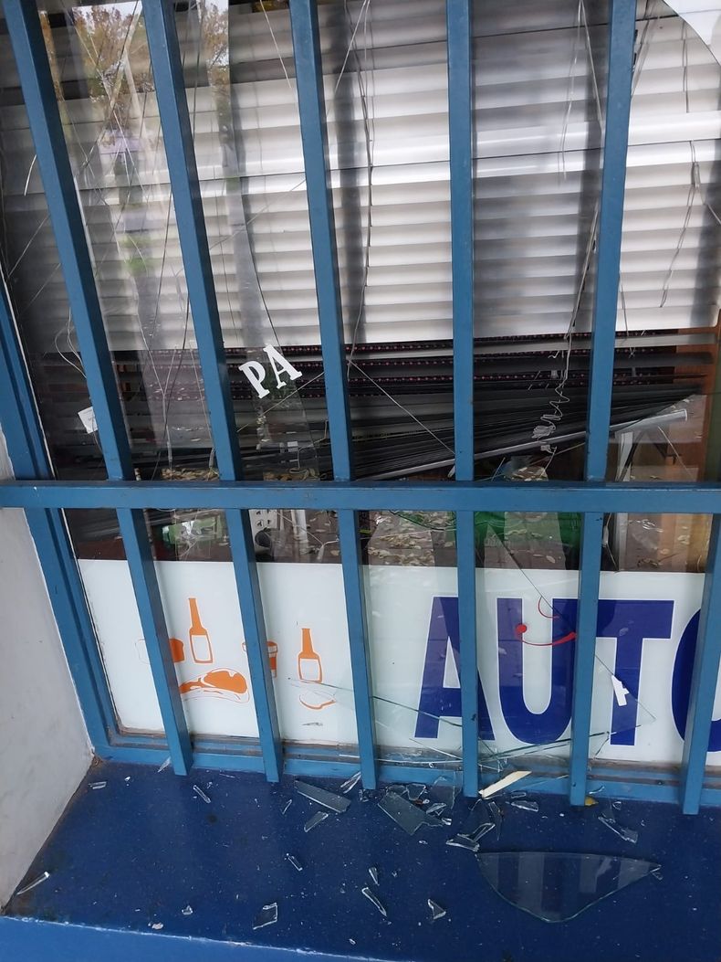 Los ladrones rompieron el cristal para ingresar un brazo y sustraer paquetes de snacks que se encontraban en exhibición.
