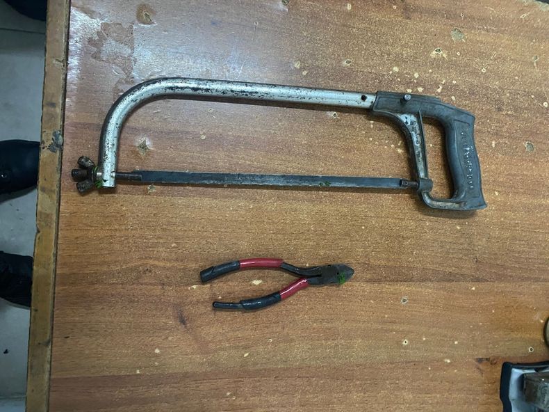 Al sospechoso le secuestraron un serrucho y una pinza, como herramientas para desarrollar este delito.