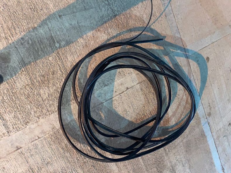 El tramo de cable robado que le secuestraron en poder del sujeto de 25 años aprehendido.