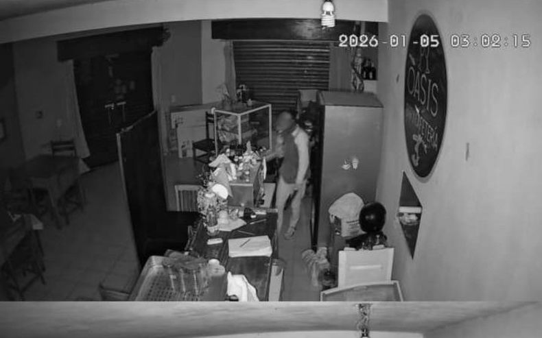 El ladrón fue filmado hasta que rompió las cámaras de seguridad.