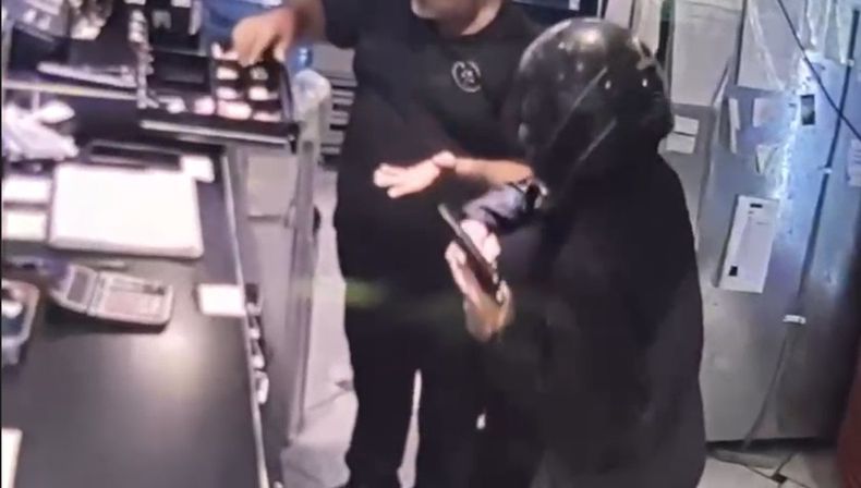 Los ladrones irrumpieron montados en una moto robadas instantes antes de entrar a asaltar el local gastronómico Forum de avenida Colón y Echevarría.