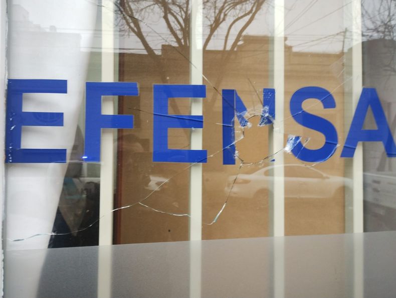 El sujeto rompió el vidrio de una ventana del frente de la Defensoría de Pergamino.