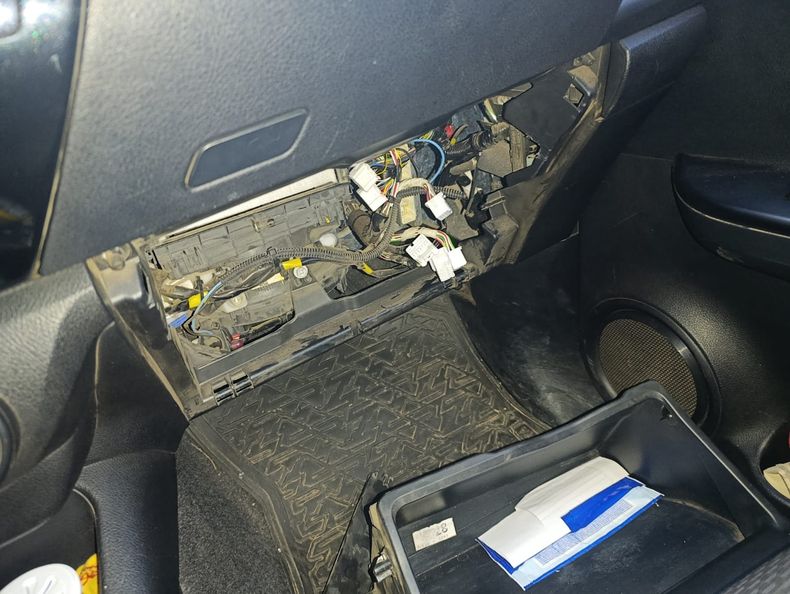 En cuestión de segundos abandonaron el habitáculo de la camioneta que intentaron robar al existir un dispositivo anti robo instalado.