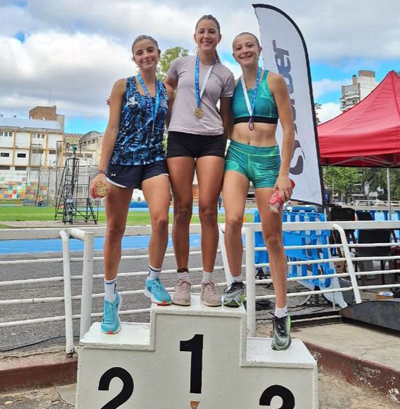 Sara Favre (a la derecha) logró tres podios en el Meeting de Atletismo Rosario 2025.