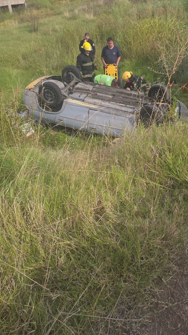 Los rescatistas, la Policía Vial y los ambulancieros participaron de la asistencia al hombre de 71 años que estuvo varias horas dentro del habitáculo del automóvil Chevrolet Classic volcado en la banquina de la autopista de la ruta 8.