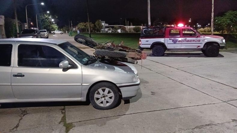 La moto en la que iban montados la madre y el niño quedó arriba del capó del auto tras el impacto.