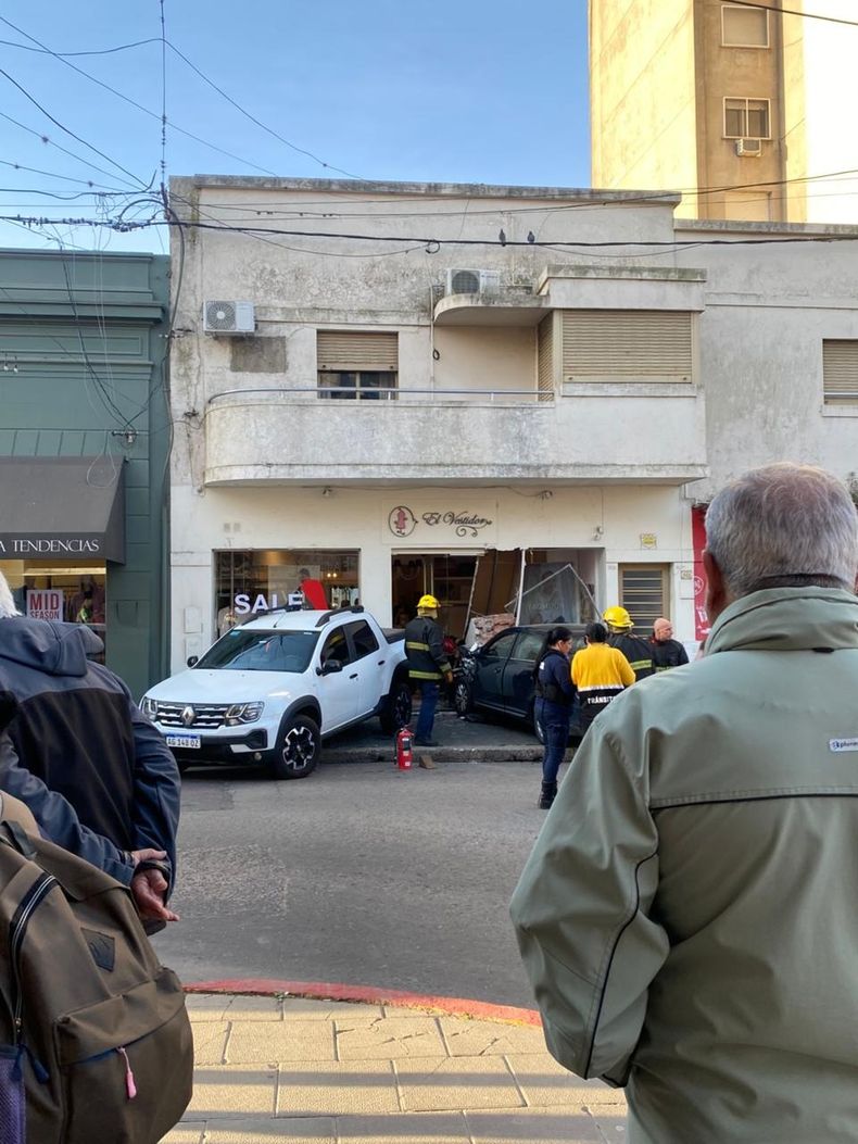 El auto chocó contra la pick up Oroch blanca y luego terminó su recorrido descontrolado dentro del local.