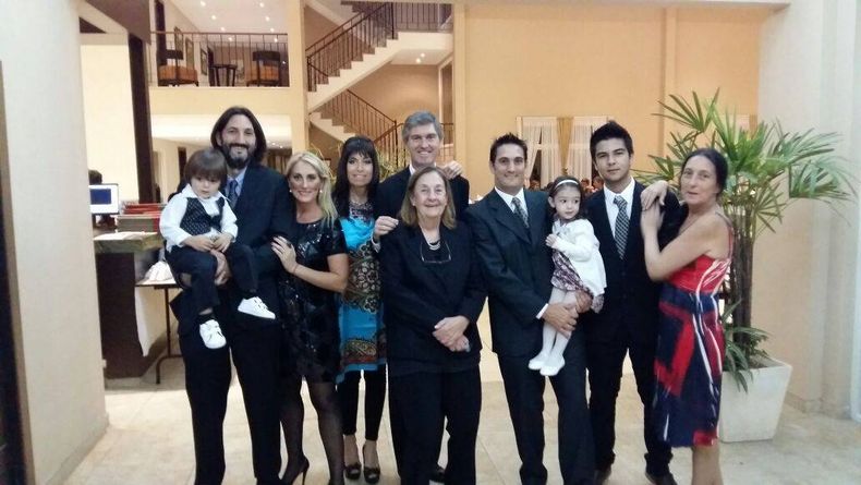 Los hijos y nietos rodeando a Stella Perretta durante un evento que reunió a toda la familia recientemente.