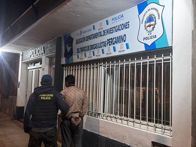 La Policía de Drogas Ilícitas aprehendió al sospechoso y lo trasladó a la dependencia policial de Azcuénaga entre Echevarría y Lagos.
