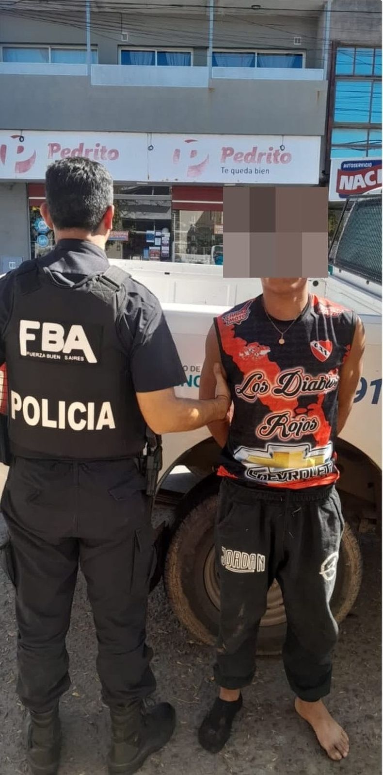 El hermano de 18 años intentó evitar que la Policía reduzca al adolescente de 16 años y lo traslade aprehendido.