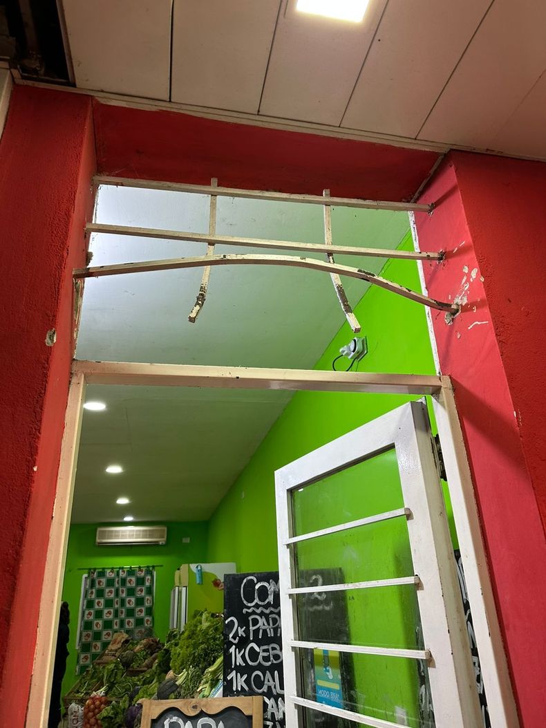 La reja vulnerada sobre la puerta terminó siendo la barrera física que le impidió salir del local al momento del arribo de las fuerzas municipales y policiales.