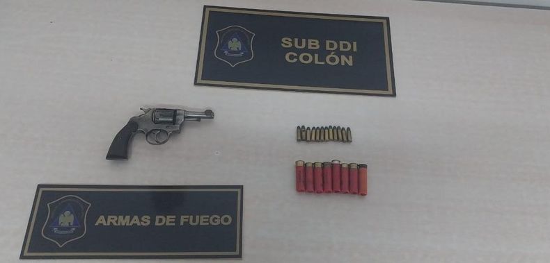 En el allanamiento de Colón secuestraron un revólver calibre 32 marca Goliat y municiones de escopeta.