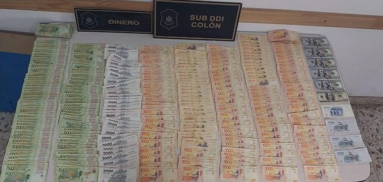 En la vivienda allanada en Colón secuestraron 406 mil pesos y 600 dólares, como parte del dinero sustraído en la propiedad de la víctima.
