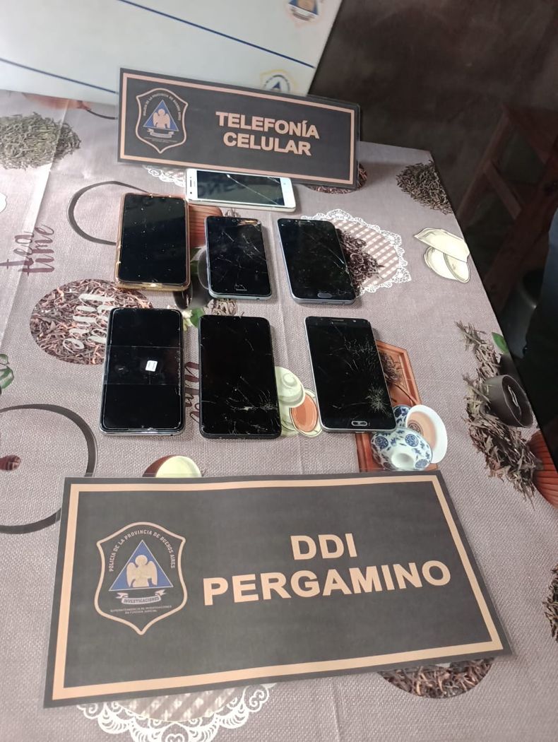 Los siete teléfonos celulares secuestrados serán analizados para acreditar la estafa al joven pergaminense.